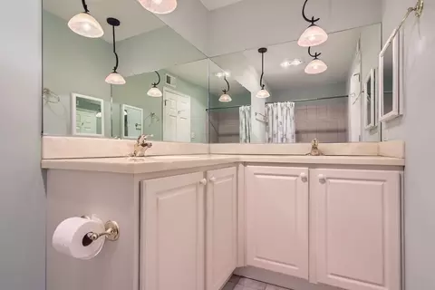 Bath - 1908 E Seneca Ln, Mount Prospect, IL 60056 photo 4 of 4