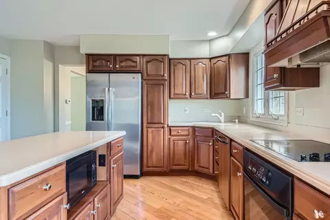Kitchen - 1908 E Seneca Ln, Mount Prospect, IL 60056 photo 3 of 6