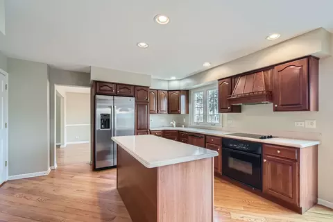 Kitchen - 1908 E Seneca Ln, Mount Prospect, IL 60056 photo 4 of 6
