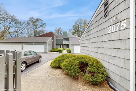 2075 Creekside Dr #2-3, Wheaton, IL 60189