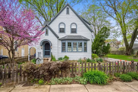 822 Indiana Ave, Saint Charles, IL 60174