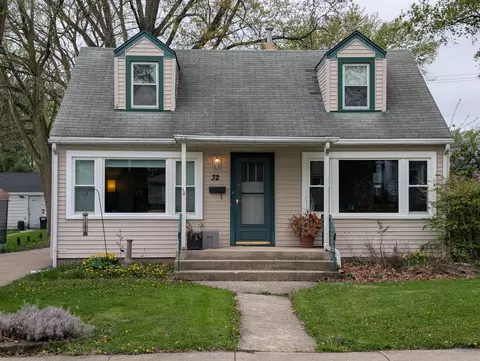 32 S Park St, Westmont, IL 60559