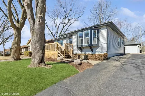 912 Countryside Hwy, Mundelein, IL 60060