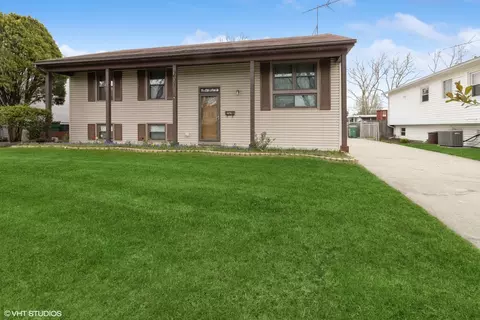1096 Valley Stream Dr, Wheeling, IL 60090