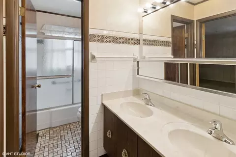 Bath - 1096 Valley Stream Dr, Wheeling, IL 60090 photo 1 of 1