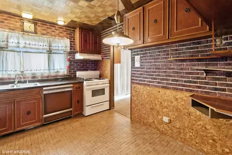 Kitchen - 1096 Valley Stream Dr, Wheeling, IL 60090 photo 2 of 2