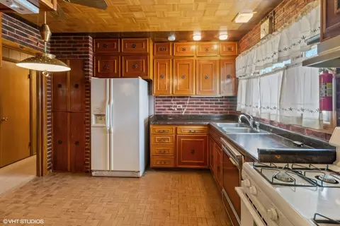 Kitchen - 1096 Valley Stream Dr, Wheeling, IL 60090 photo 1 of 2