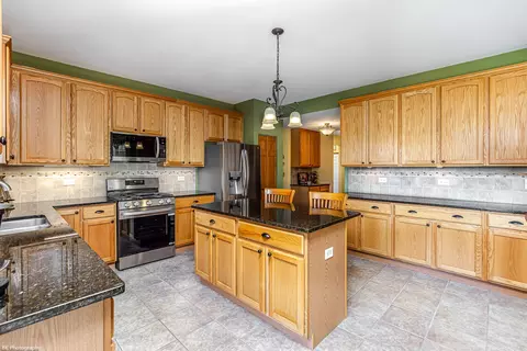 Kitchen - 12941 Grande Poplar Cir, Plainfield, IL 60585 photo 2 of 4