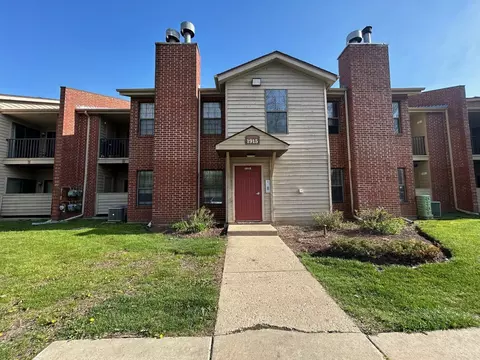1915 N Hicks Rd #105, Palatine, IL 60074