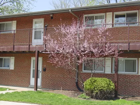 1810 W Hatherleigh Ct #2B, Mount Prospect, IL 60056