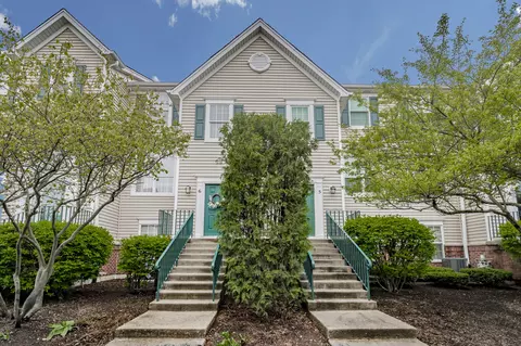 1126 Village Center Pkwy #6, Aurora, IL 60506