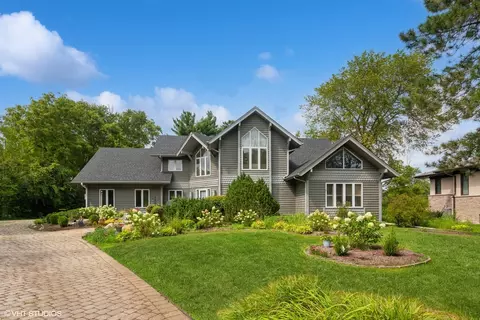 18 W742 60th St, Westmont, IL 60559