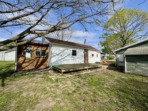 Exterior - 104 E Lafayette St, Magnolia, IL 61336 photo 12 of 14