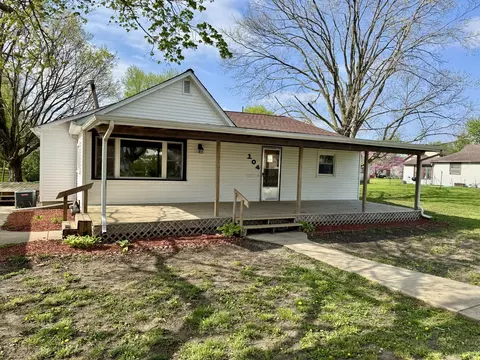 Exterior - 104 E Lafayette St, Magnolia, IL 61336 photo 2 of 14