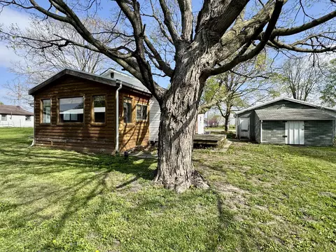 Exterior - 104 E Lafayette St, Magnolia, IL 61336 photo 10 of 14