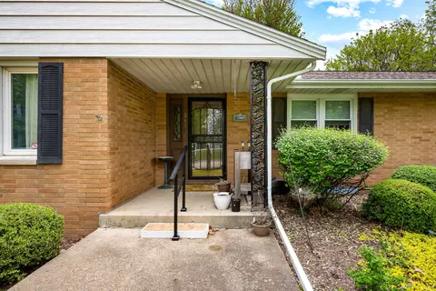 2118 S Morris Ave, Bloomington, IL 61704 photo 2