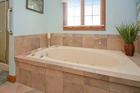 Bath - 3 Stonehedges Ct, Bloomington, IL 61705 photo 3 of 12