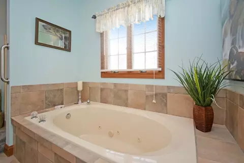 Bath - 3 Stonehedges Ct, Bloomington, IL 61705 photo 5 of 12