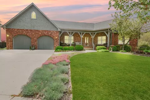 3 Stonehedges Ct, Bloomington, IL 61705
