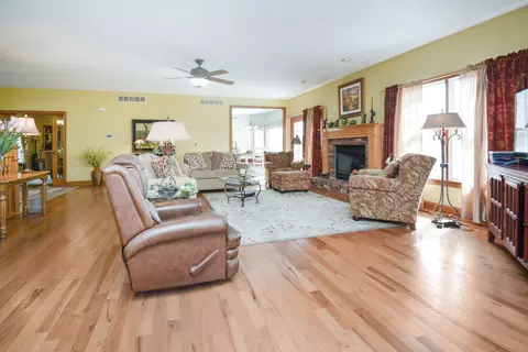 Living - 3 Stonehedges Ct, Bloomington, IL 61705 photo 2 of 7