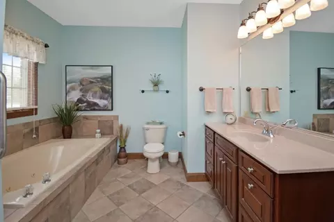 Bath - 3 Stonehedges Ct, Bloomington, IL 61705 photo 2 of 12