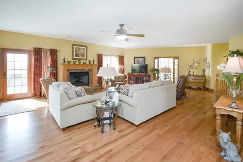Living - 3 Stonehedges Ct, Bloomington, IL 61705 photo 4 of 7