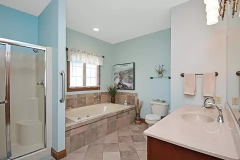 Bath - 3 Stonehedges Ct, Bloomington, IL 61705 photo 1 of 12