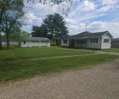 907 S Spruce St, Villa Grove, IL 61956