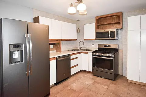 Kitchen - 3218 Sherman St, Springfield, IL 62703 photo 1 of 2
