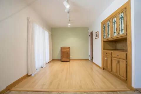 Living - 521 W Division St, Itasca, IL 60143 photo 2 of 4