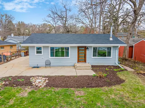 912 Laguna Dr, Mchenry, IL 60051
