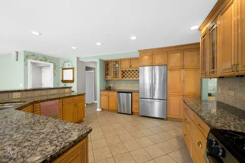 Kitchen - 4285 Haman Ave, Hoffman Estates, IL 60192 photo 1 of 2