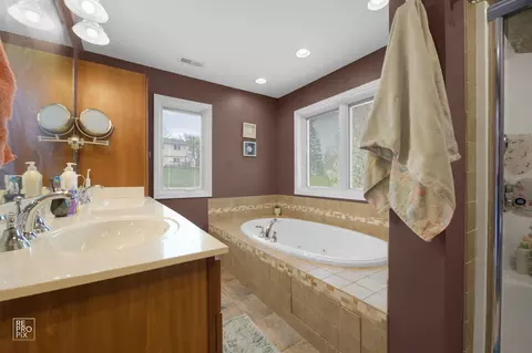 Bath - 4285 Haman Ave, Hoffman Estates, IL 60192 photo 2 of 2