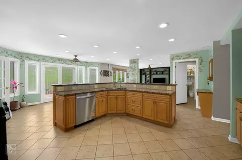 Kitchen - 4285 Haman Ave, Hoffman Estates, IL 60192 photo 2 of 2