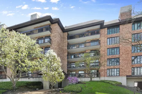 3851 Mission Hills Rd #102, Northbrook, IL 60062