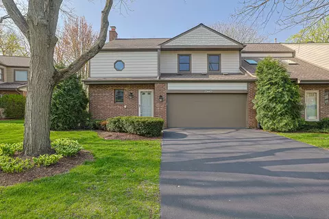 23 W479 Green Trails Dr, Naperville, IL 60540