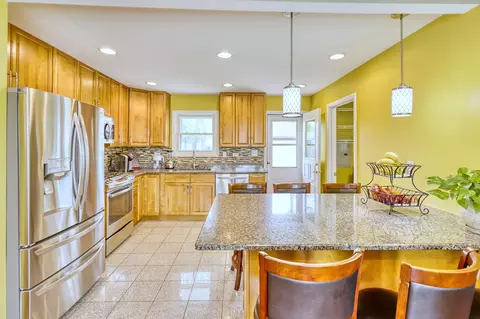 Kitchen - 2073 Fox Ln, Des Plaines, IL 60018 photo 3 of 4