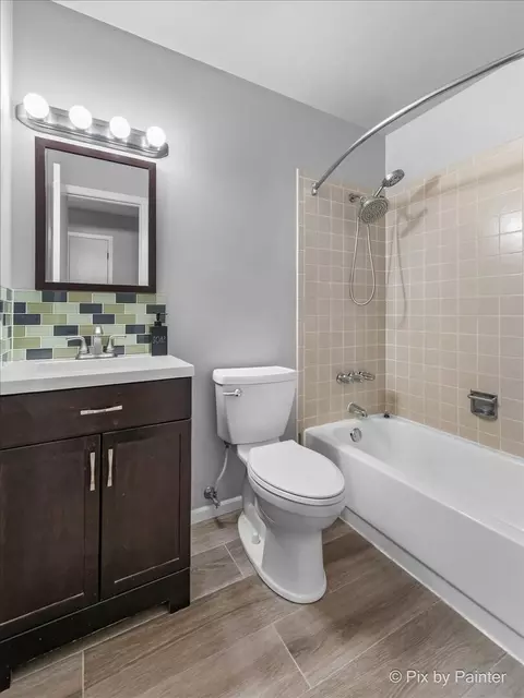 Bath - 5214 Abbey Dr, Mchenry, IL 60050 photo 2 of 3