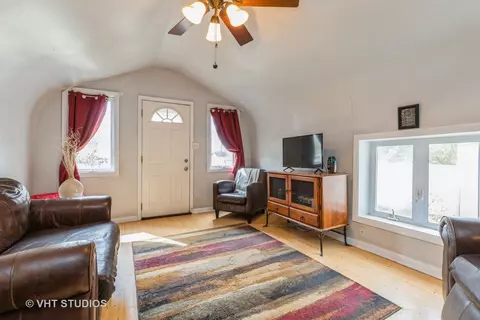Living - 4818 Roberts Rd, Mchenry, IL 60051 photo 3 of 4