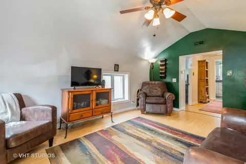 Living - 4818 Roberts Rd, Mchenry, IL 60051 photo 2 of 4