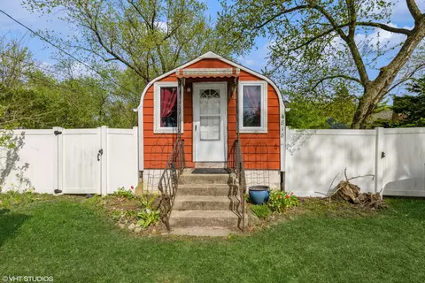 4818 Roberts Rd, Mchenry, IL 60051