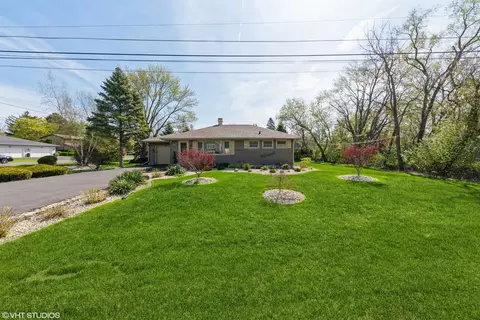 635 N Greenleaf St, Gurnee, IL 60031