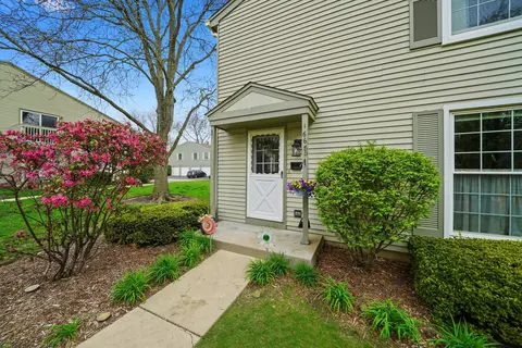 1668 Valley Forge Ct #D, Wheaton, IL 60189