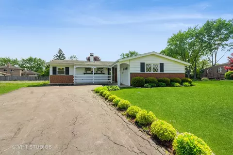 328 Pinecroft Dr, Roselle, IL 60172