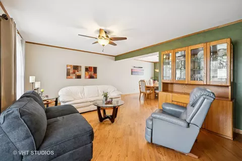 654 Cherrywood Dr, Wheeling, IL 60090 photo 2