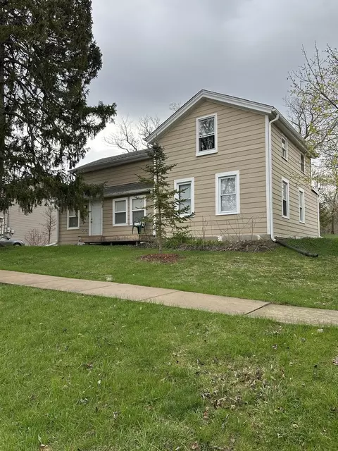 608 Brown St, Woodstock, IL 60098