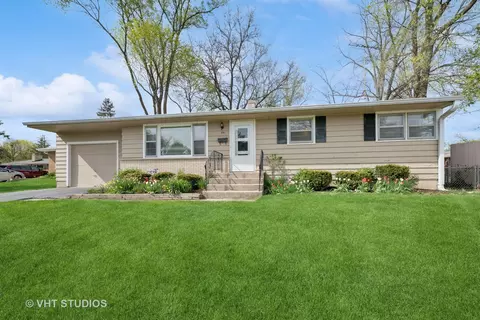 54 Burton Ave, Cary, IL 60013