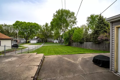 Exterior - 906 E Chestnut St, Bloomington, IL 61701 photo 3 of 7