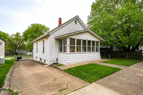 906 E Chestnut St, Bloomington, IL 61701