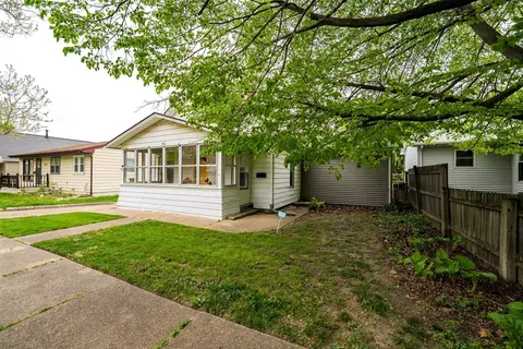 Exterior - 906 E Chestnut St, Bloomington, IL 61701 photo 2 of 7
